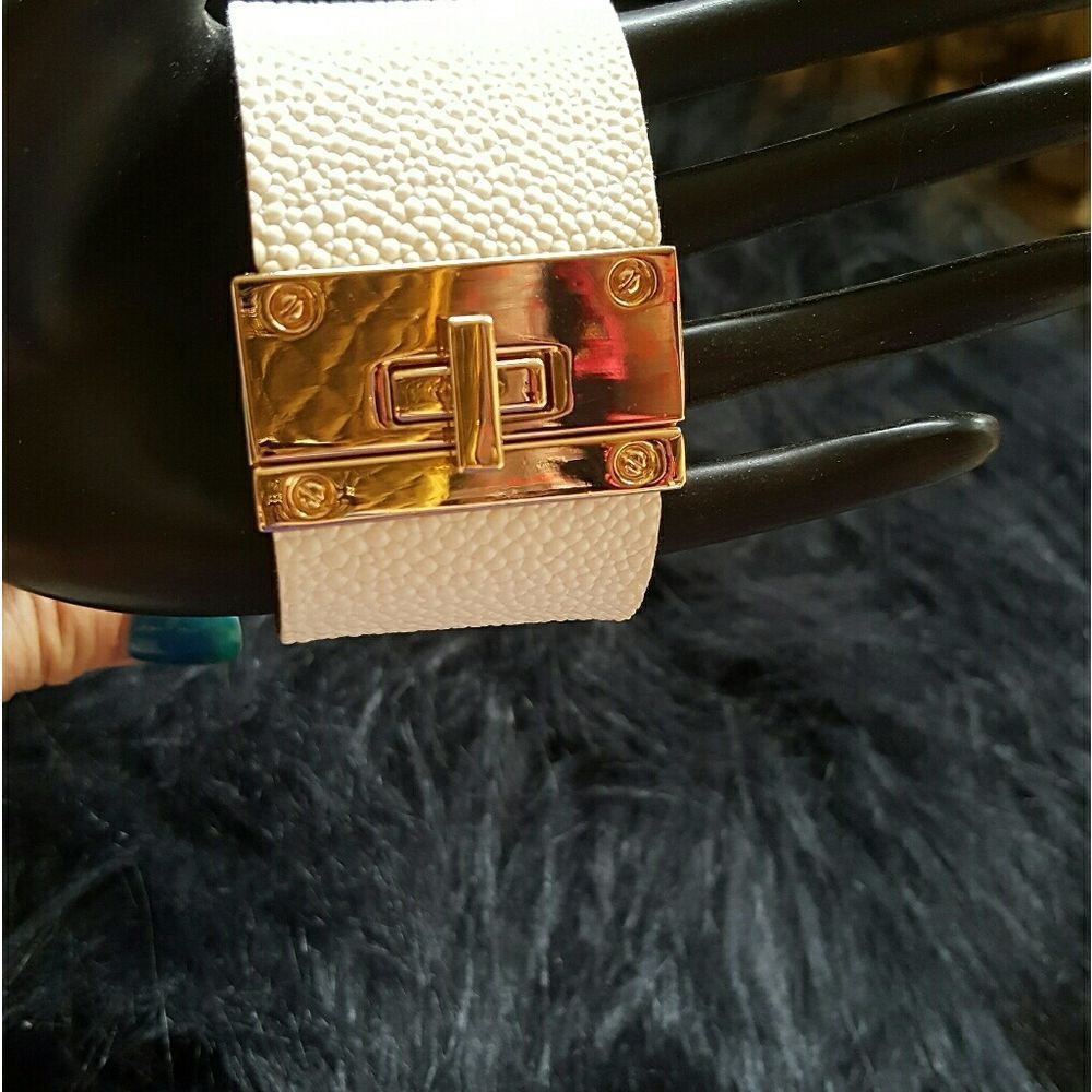 💥💥💥WHITE PEBBLED LEATHER WRAP💥💥💥 - Picture 3 of 5